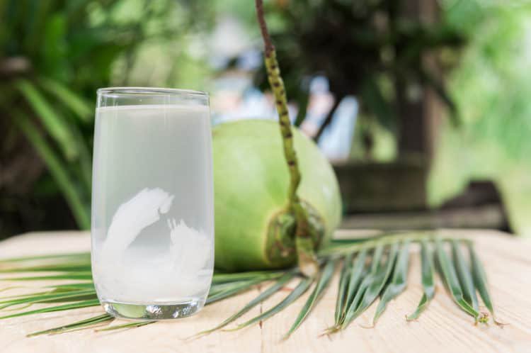 Nước dừa có tác dụng gì? 1 tac dung cua nuoc dua